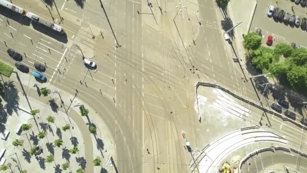 Luchtfoto top-down weergave van stedelijke weg kruispunt — Stockvideo