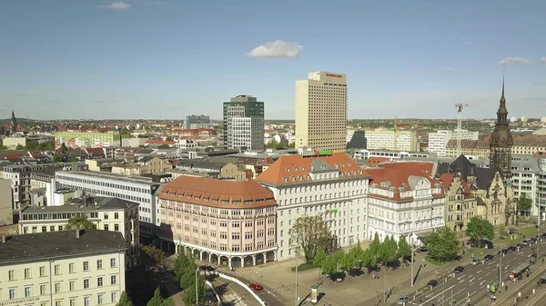 Leipzig, deutschland - 1. mai 2018. luftaufnahme der stadt mit dem travel24 hotelgebäude — Stockfoto