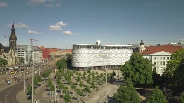 Leipzig, Duitsland - 1 mei 2018. Luchtfoto van Hofe Am Bruhl shopping mall — Stockvideo