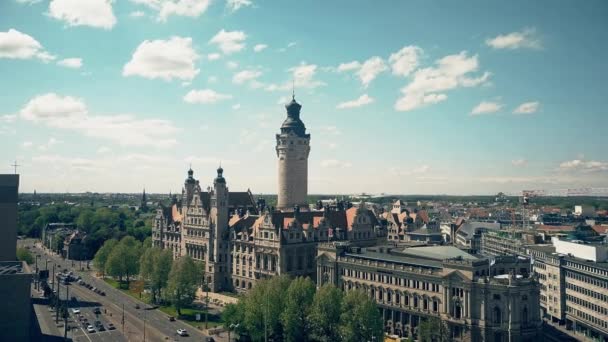 LEIPZIG, ALEMANIA - 1 DE MAYO DE 2018. Foto aérea de las Neues Rathaus o New Town Hall — Vídeo de stock