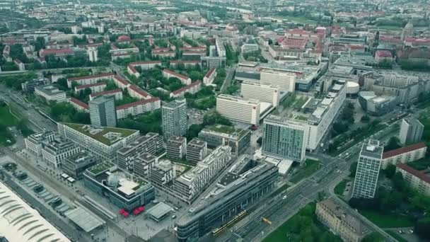 DRESDEN, ALEMANIA - 2 DE MAYO DE 2018. Vista aérea del distrito financiero de Seevorstadt-West — Vídeos de Stock