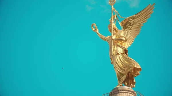 Largo tiro de la estatua de oro sobre la famosa Columna de la Victoria de Berlín, Alemania —  Fotos de Stock