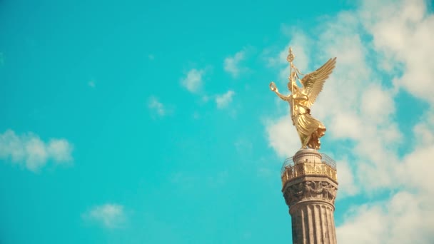 Uitkijkplatform en gouden standbeeld atop beroemde Siegessäule, Duitsland — Stockvideo