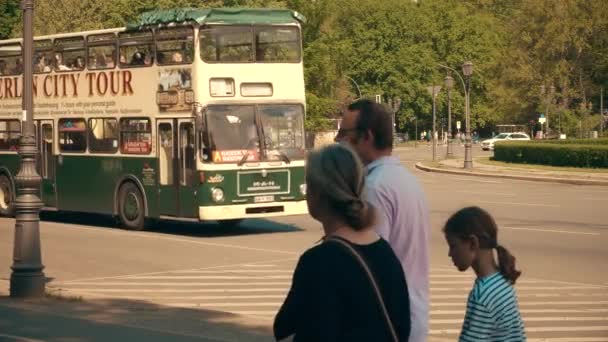 BERLIN, ALLEMAGNE - 30 AVRIL 2018. Bus touristiques de la ville — Video