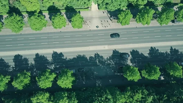 Vista aérea do tráfego de rua ao longo do parque — Fotografia de Stock