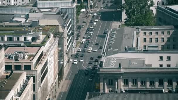 Luchtfoto van het wegverkeer in de zakenwijk in Berlijn, Duitsland — Stockvideo
