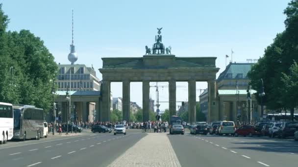 Βερολίνο, Γερμανία - 30 Απριλίου 2018. Η πύλη του Βρανδεμβούργου και τον Πύργο της τηλεόρασης είναι μεταξύ των πιο επίσκεψη αξιοθέατων της πόλης — Αρχείο Βίντεο