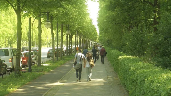 Nelze rozpoznat lidé chodí po silnici v parku Tiergarten, Berlín — Stock fotografie