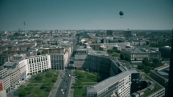 BERLÍN, ALEMANIA - 30 DE ABRIL DE 2018. Vista de Potsdamer Platz en un día soleado — Foto de Stock