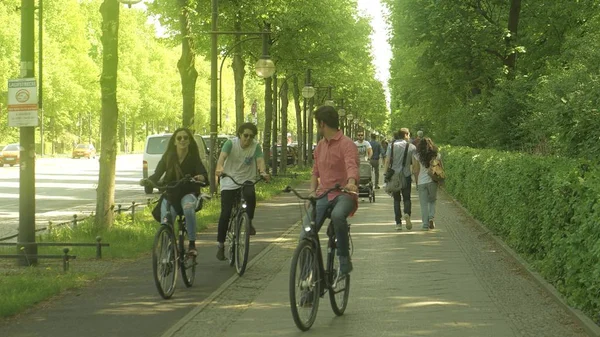 Берлін, Німеччина - 30 квітня 2018. Люди ходьби і кататися на дитячому велосипеді на шляху в знаменитий парк Тіргартен — стокове фото
