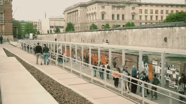 Berlin, Tyskland - 30 April 2018. Topografi av skräcken museum utställningen nära Berlinmuren — Stockvideo