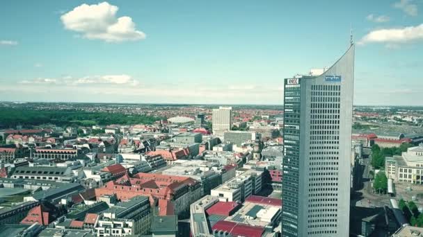 ライプツィヒ, ドイツ - 2018 年 5 月 1 日。欧州エネルギー取引所 Eex 建物と街の景観の航空写真 — ストック動画