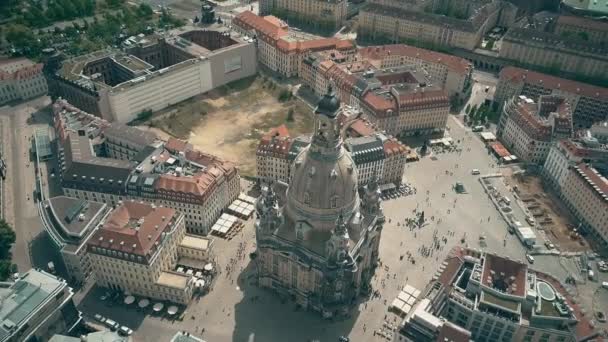 Luchtfoto van het beroemde plein van de Frauenkirshe of de kerk van onze-lieve-vrouw en de Neumarkt in Dresden, Duitsland — Stockvideo