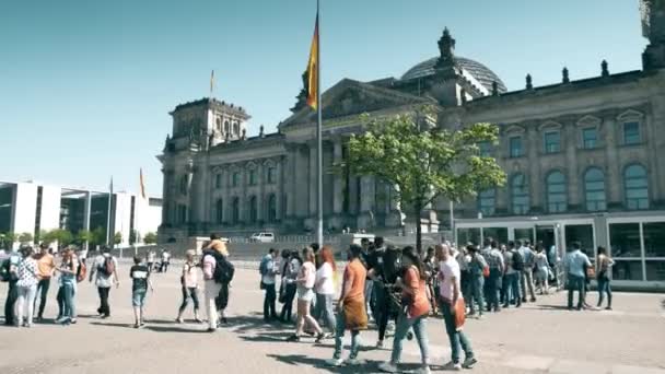 Berlin, Německo - 30 dubna 2018. Turisté v řádku pro vstup do budovy Reichstagu nebo Deutscher Bundestag — Stock video