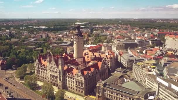 Λειψία, Γερμανία - 1 Μαΐου 2018. Εναέρια άποψη του Neues Rathaus ή νέο Δημαρχείο μέσα σε αστικό τοπίο — Αρχείο Βίντεο