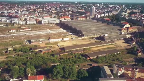 A légi felvétel a Leipzig Hauptbahnhof vagy a város központi vasútállomás, Németország — Stock videók