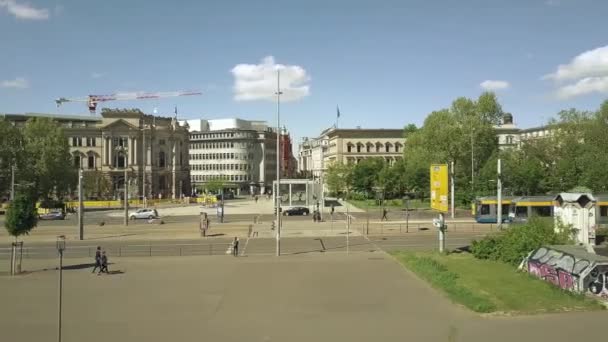 LEIPZIG, ALEMANIA - 1 DE MAYO DE 2018. Foto aérea de la calle Martin-Luther-Ring — Vídeo de stock