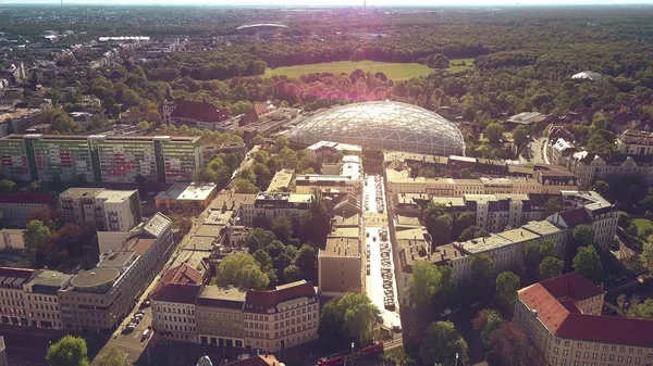 Vista aérea de Leipzig con techo de cristal del zoológico de la ciudad, Alemania — Foto de Stock