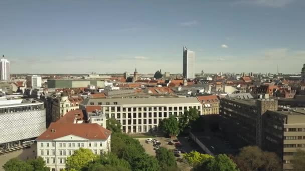 Leipzig, Almanya - 1 Mayıs 2018. Hofe Am Brühl alışveriş merkezi ve cityscape hava atış — Stok video