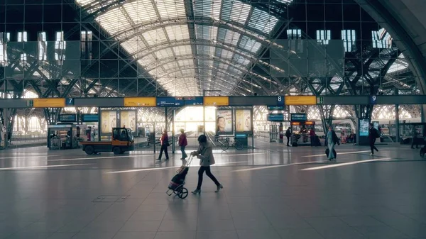Leipzig, Duitsland - 1 mei 2018. Hauptbahnhof of Central railway station hall interieur — Stockfoto