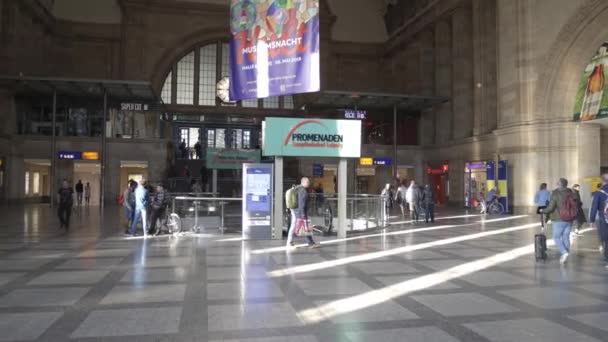 ライプツィヒ, ドイツ - 2018 年 5 月 1 日。新装中央駅や中央鉄道駅ショッピング モールへの入口 — ストック動画