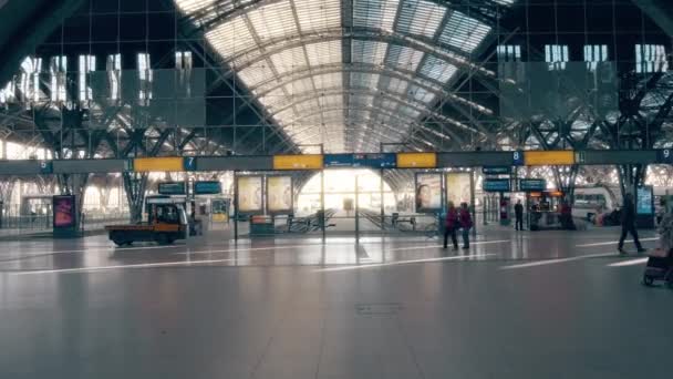 Leipzig, Almanya - 1 Mayıs 2018. Hauptbahnhof veya merkez tren istasyonu salonu iç — Stok video