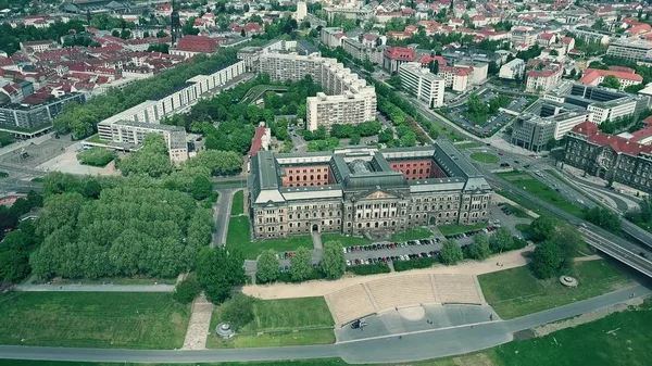 Sachsisches Staatsministerium ・ デル ・ Finanzen ・ ドレスデン、ドイツのザクセン州財務省の空撮 — ストック写真
