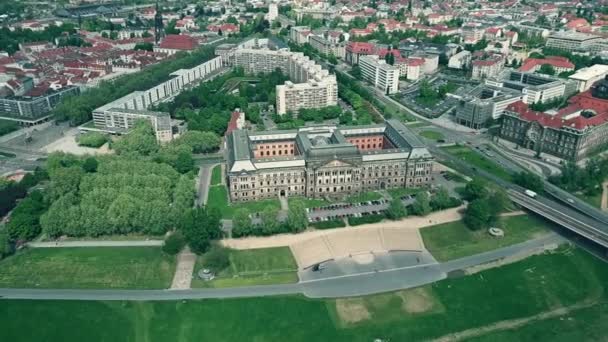 Vista aérea de Sachsisches Staatsministerium der Finanzen ou do Ministério das Finanças do Estado da Saxónia em Dresden, Alemanha — Vídeo de Stock