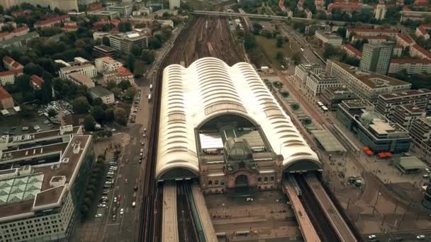 Dresden, ALEMANHA - 2 de maio de 2018. Vista aérea do terminal ferroviário da cidade — Vídeo de Stock