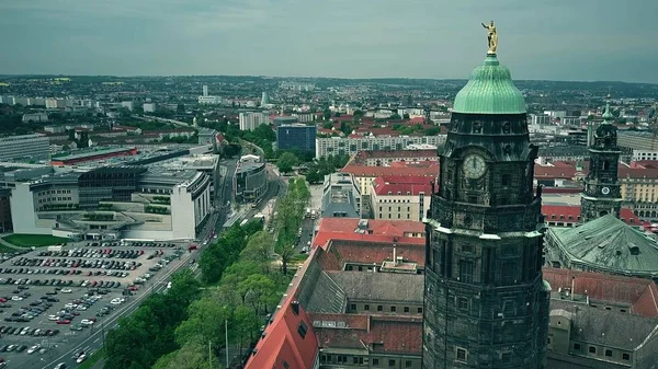 Flygfoto över stadshuset clock tower och townscapen av Dresden — Stockfoto