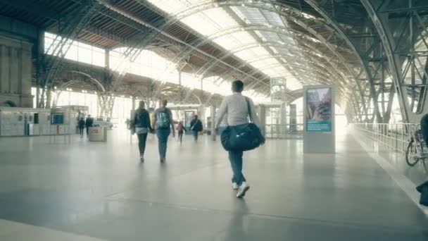 Lipsko, Německo – 1. května 2018. Turisté pěšky na hlavní nádraží — Stock video