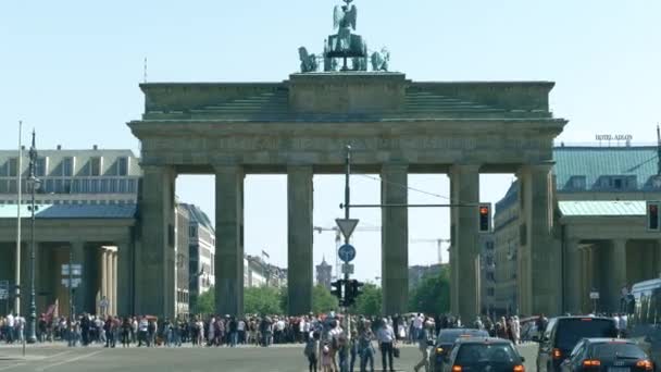 Berlin, Německo - 30 dubna 2018. Přeplněné náměstí nedaleko Braniborská brána — Stock video