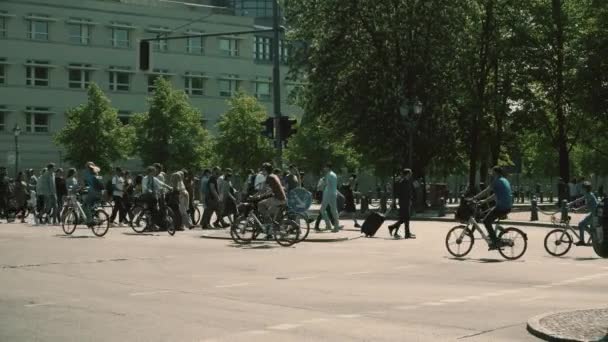 베를린, 독일-2018 년 4 월 30 일입니다. 보행자와 자전거 길을 건너 — 비디오