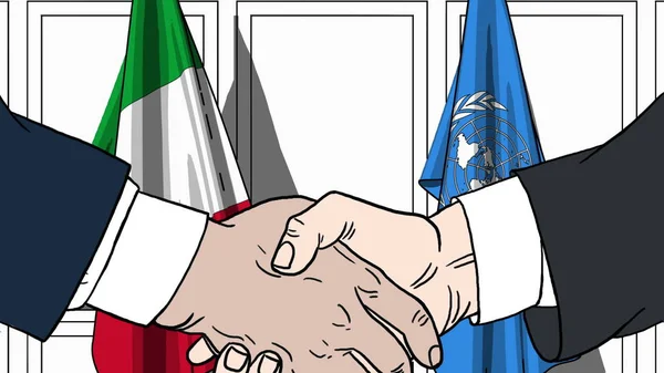 Des hommes d'affaires ou des politiciens serrent la main contre les drapeaux de l'Italie et des Nations Unies. Réunion officielle ou illustration éditoriale liée à la coopération — Photo