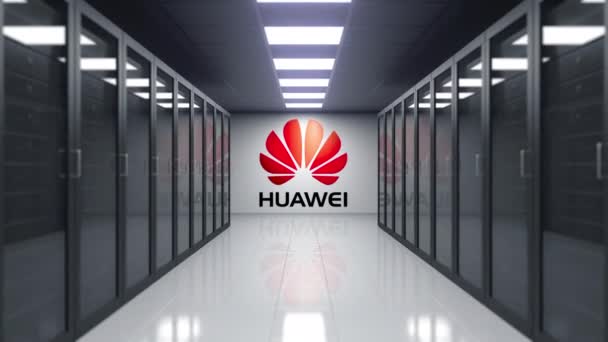 Logo de Huawei en la pared de la sala de servidores. Animación Editorial 3D — Vídeo de stock