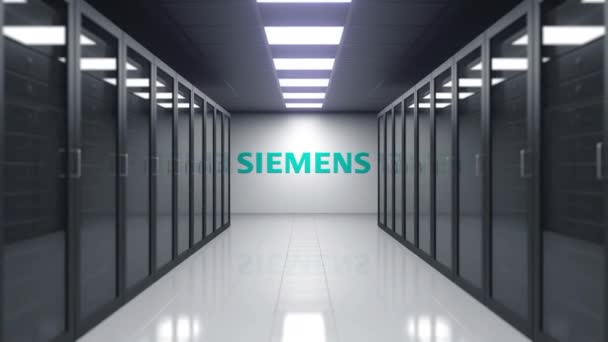 Siemens-Logo an der Wand des Serverraums. redaktionelle 3D-Animation — Stockvideo