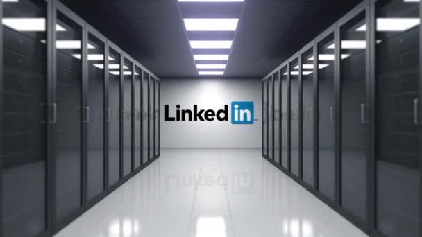 Linkedin-Logo an der Wand des Serverraums. redaktionelle 3D-Animation — Stockvideo