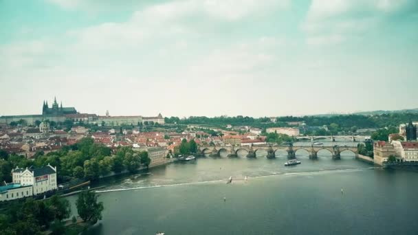 Prag, Tjeckien - 3 maj 2018. Flygfoto över den gamla stadsdelen och floden Moldau — Stockvideo