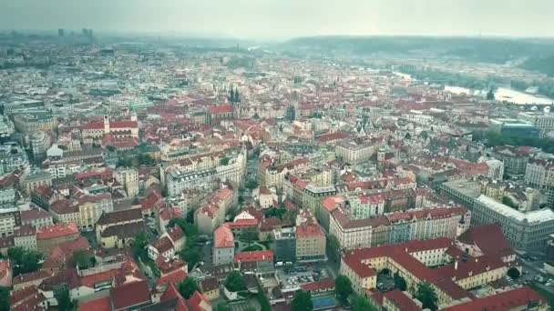 Vista aérea a gran altitud del paisaje urbano de Praga, República Checa — Vídeos de Stock