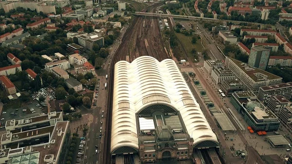 中央駅やドレスデン市中央鉄道駅、ドイツの空撮 — ストック写真