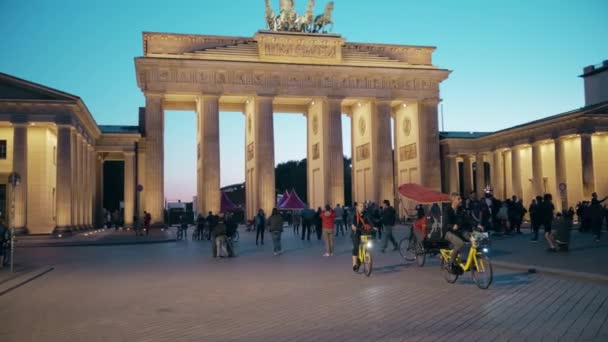 Berlin, Niemcy - 30 kwietnia 2018 r. Turystów spacer i zrobić selfie w pobliżu Bramy Brandenburskiej w godzinach wieczornych — Wideo stockowe