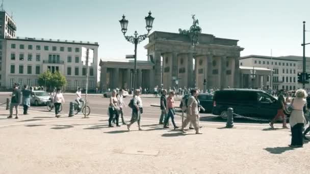 Berlin, Duitsland - 30 April 2018. Drukke plek in de buurt van de beroemde Brandenburger Tor — Stockvideo