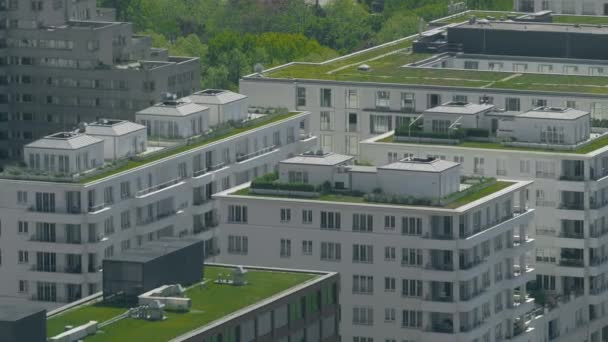 Berlin, Německo - 30 dubna 2018. Zelený trávník na střeše hotelu Scandic — Stock video