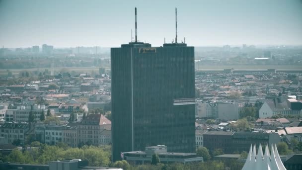 Berlin, Németország - április 30, 2018. Német Postbank irodaház — Stock videók