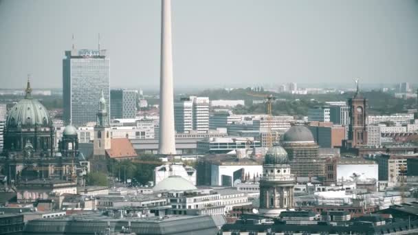 Berlin, Německo - 30 dubna 2018. Panorama zahrnující televizní věž teleobjektiv shot — Stock video