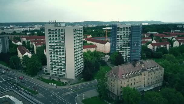 DRESDEN, ALEMANIA - 2 DE MAYO DE 2018. Vista aérea de las calles y casas de la ciudad — Vídeos de Stock