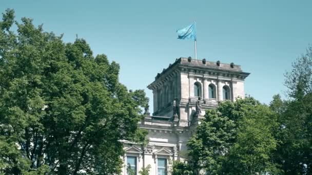 Ondeando la bandera de la Unión Europea sobre el edificio del Reichstag en Berlín — Vídeos de Stock