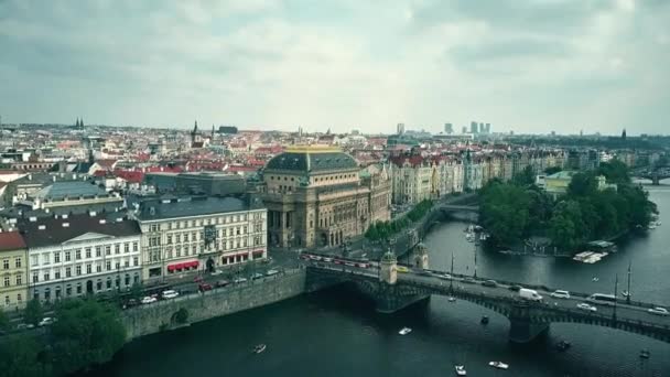 Prague, Tsjechië - mei 3, 2018. Luchtfoto van de Legion Bridge of de meest Legii en National Theatre gebouw — Stockvideo