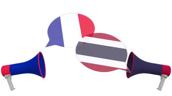 Banderas de Tailandia y Francia en burbujas de habla con altavoces. Diálogo intercultural o charlas internacionales relacionadas con la representación 3D — Foto de Stock