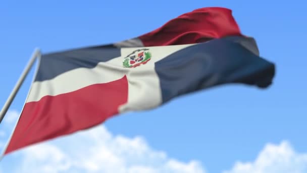 Vliegende nationale vlag van de Dominicaanse Republiek, laag hoekzicht. Loopbare realistische slow motion 3d animatie — Stockvideo